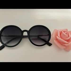 Black circle glasses with gold hardware 🕶